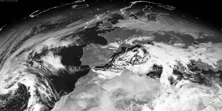 Imagen VIS del MET7 del día 11 a las 12 UTC. Una mancha oscura se observa al sur de Inglaterra. Fuente Dundee-Eumetsat.