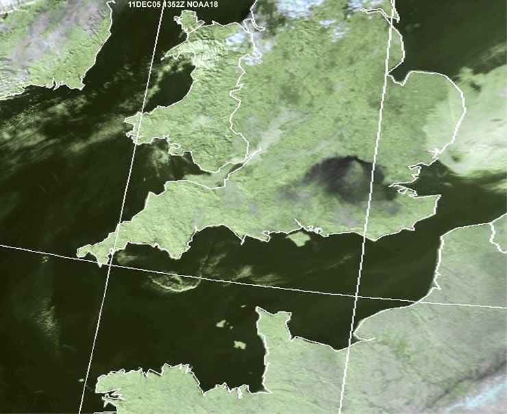 Imagen RGB del NOAA18 a las 13:52 UTC del mismo día. El penacho se ha dividido en dos. Obsérvese el origen de la columna de humo al norte de Londres. Fuente WOKINGHAM WEATHER.