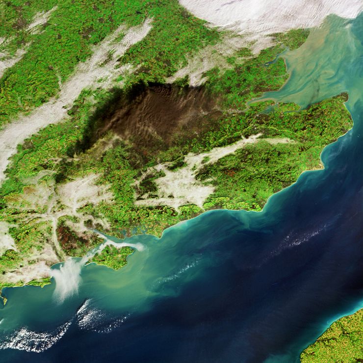 Imagen del sensor MERIS del satélite Envisat de la ESA tomada el 11 de diciembre de 2005 a las 10:45 UTC, donde se muestra la nube de humo de los depósitos de combustible de Buncefield en Hemel Hempstead. La imagen tiene una resolución de 300 metros. Crédito: ESA.