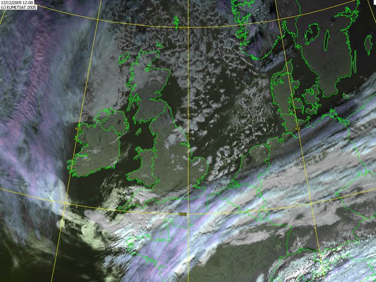Imagen RGB del MET8 a las 12 UTC del día 12. Un filamento oscuro muy reducido se aprecia al sur de Inglaterra. La columna de humo es dirigida al suroeste de la ciudad por vientos del NE. Fuente WOKINGHAM WEATHER.