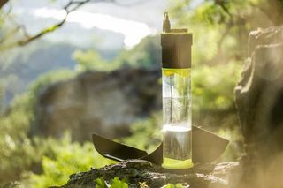 Fontus, la botella que convierte el aire en agua potable