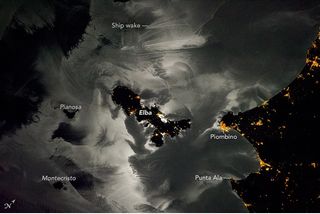 La isla de Elba y el Mediterráneo en la noche