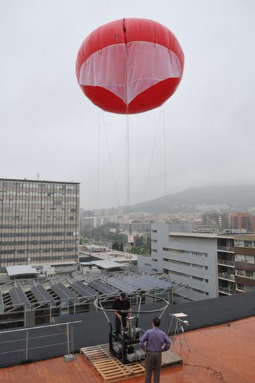 Momento de prueba de vuelo Momento de una prueba de vuelo realizada desde el terrado de la Facultad de Física de la Universidad de Barcelona. Prueba de vuelo en el terrado de la Facultad de Física de la UB. Imagen: UB.