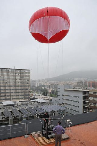 Un globo aerostático ayuda a medir el viento