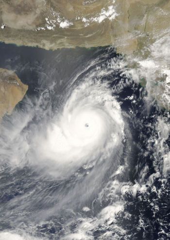 Ciclón sobre el Mar Arábigo Ciclón sobre el Mar Arábigo. (Foto: NASA) Por ejemplo, ha sido bien identificada la relación entre una nube atmosférica marrón de tres kilómetros de espesor y las alteraciones de los regímenes y patrones de lluvia en el sur de Asia.