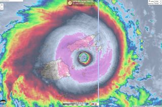 El ciclón Winston de categoría 5 impacta en las islas Fiyi