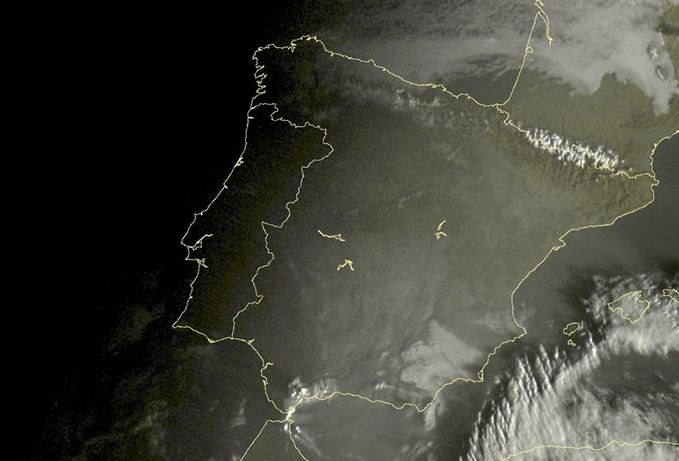 Primeras imágenes del canal visible del mismo día 21 a las 07:15 UTC con la turbiedad típica del polvo por el sur.