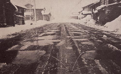 Las nevadas de las ciudades a lo largo del mar de Japón en la Prefectura de Niigata son las muy gruesas de forma que un sistema artificial de fusión de la nieve se requiere. Unos aspersores de agua caliente aparecen en medio de las calles como ésta en Imokawa, manteniendo a la comunidad en funcionamiento todo el invierno. Foto de M. Ishii.