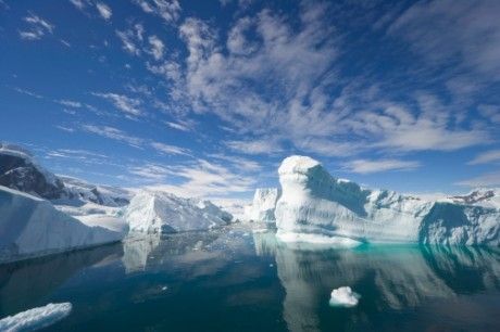 Grandes bloque de hielo en una zona costera de la Antártida.
