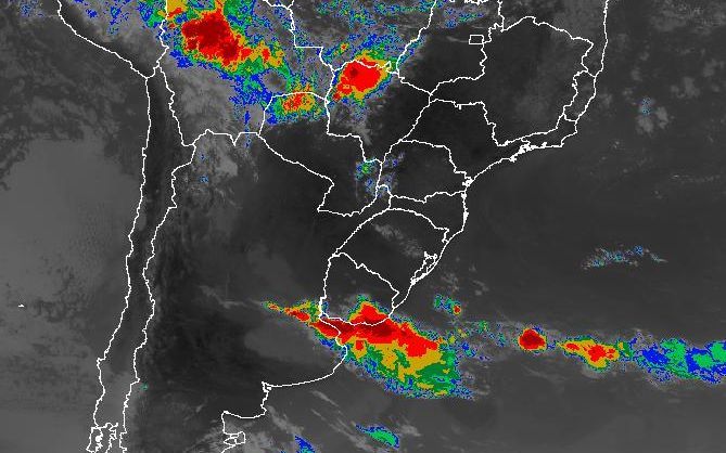 Nubes convectivas sobre Uruguay