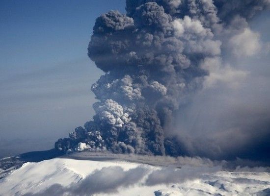 Gran penacho de cenizas volcánicas emitidas por el volcán islandés Eyjafjallajökull durante su erupción de la primavera de 2010.