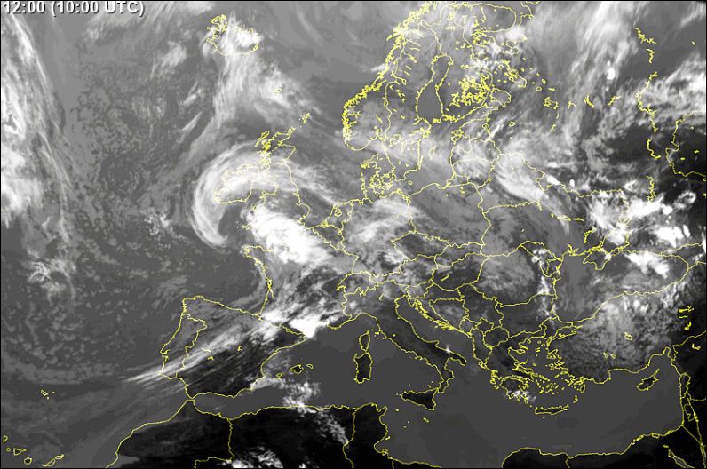 Como complemento al anterior análisis frontal de superficie se adjunta la imagen IR10.8 del satélite MSG de la misma hora, 12 UTC. Fuente: SAT24.com: