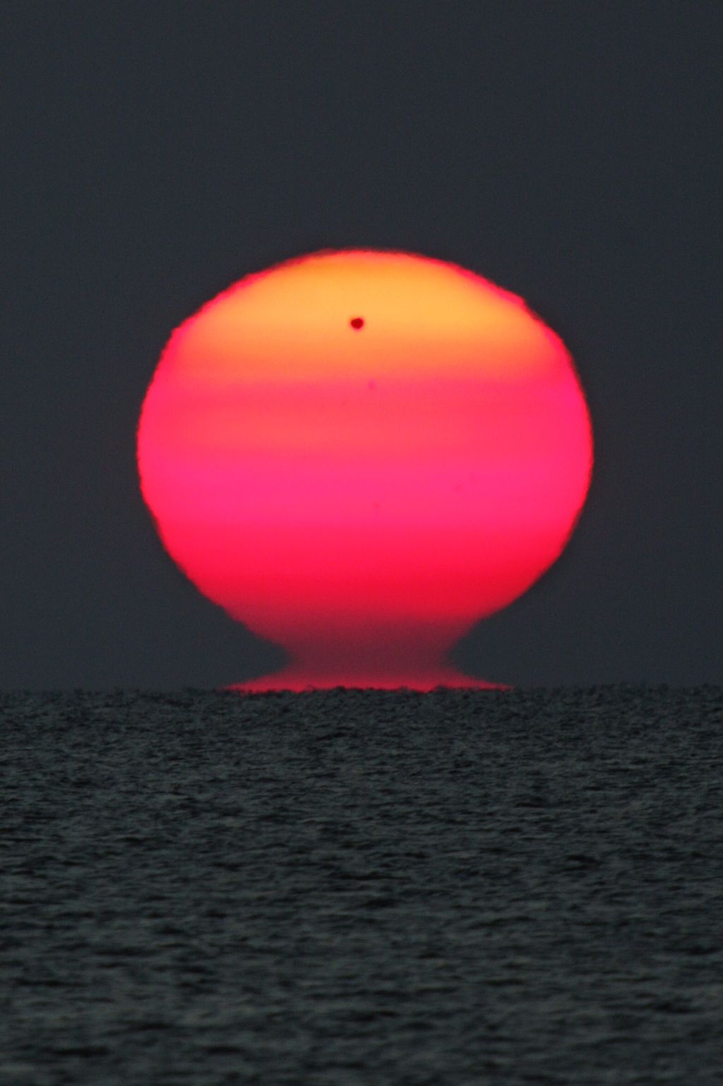 Imagen del Sol cuando Venus transitaba por él, cercano al horizonte marino. Imagen de Emil Ivanov