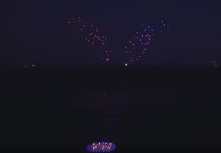 Baile nocturno de drones en un cielo despejado