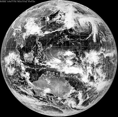 A las 03 UTC el satélite HIMAWARI-8, situado más al este que MSG-3, tomaba esta visión iluminada de su zona de cobertura sobre la zona del Pacífico. Algunas propiedades enumeradas en el texto se recogen en esta imagen. Lógicamente, la primavera astronómica ya había empezado en esta zona.