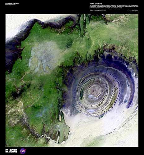 La estructura de Richat, fotografiada el 01 de enero de 2001 por el Landsat 7. La estructura llamada de Richat es una formación geológica en el desierto de Maur Adrar en el país africano de Mauritania. Aunque se asemeja a un cráter de un impacto, la estructura de Richat se forma cuando un domo volcánico endurecido es gradualmente erosionado, exponiendo a la intemperie las capas de rocas en forma de cebolla. Crédito: USGS/EROS
