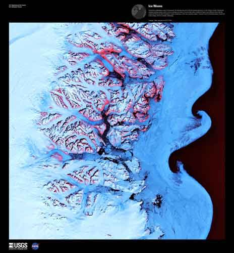 Ondas de hielo, fotografiado el 2 de mayo de 2001 por Landsat 7. A lo largo de la costa sureste de Groenlandia, una intrincada red de fiordos inyecta hielo glacial al Océano Atlántico. Durante el verano, la temporada de fusión, las placas de hielo y los glaciares liberan icebergs degradados en una lechada cercana a la costa donde la corriente de Groenlandia oriental que fluye hacia el sur a veces los arremolina en impresionantes formas. Picos montañosos se presentan en color rojo en esta imagen. Crédito: USGS/EROS