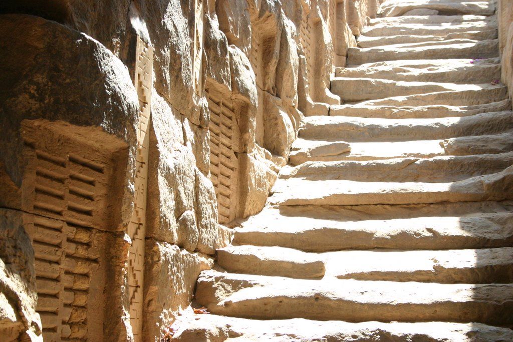 El Nilómetro en la isla Elefantina. Los peldaños conducen al Nilo, mientras que las marcas de cortes horizontales en las paredes (a la izquierda de los peldaños) registraron las alturas de inundaciones anteriores. Imagen: Szabolcs Gebauer
