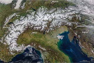 La cubierta de nieve de primavera en los Alpes