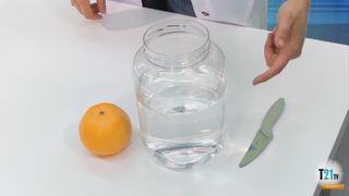 Principio de flotabilidad con una naranja
