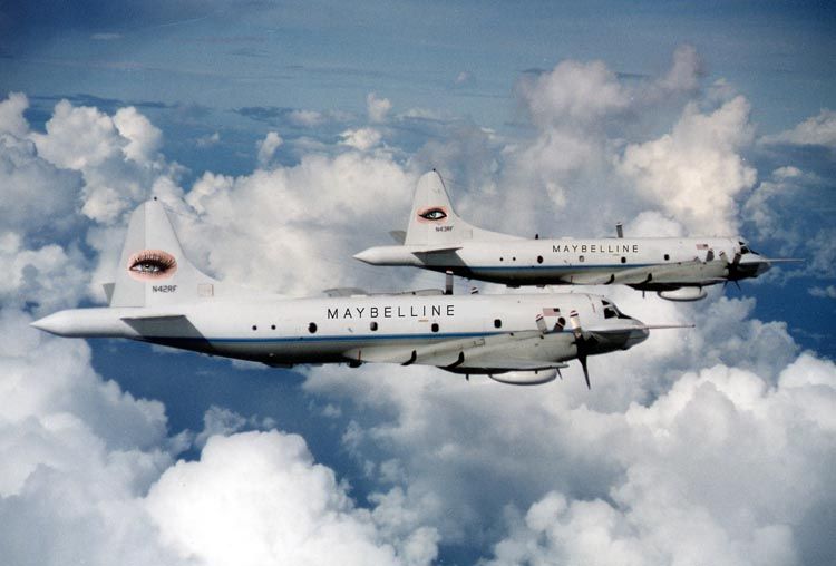 Los aviones de la NOAA, P-3 Orion, cazadores de huracanes llevarán los signos (ojo) y nombres de su nuevo sponsor, Maybelline.