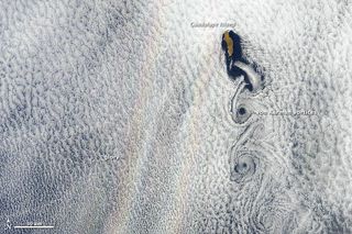 Gloria desde el espacio y vórtices de von Karman
