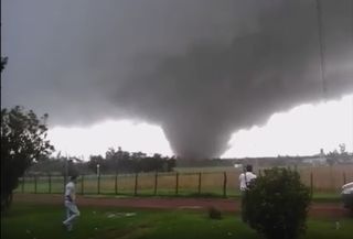 Cuatro muertos, 200 heridos y decenas de casas destruidas por el tornado en Dolores, Uruguay