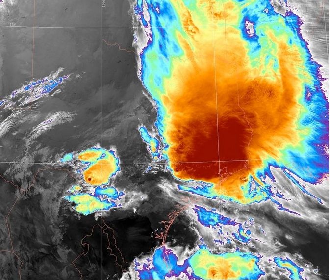 Imagen IR-VIS realzada donde se muestran los topes fríos del SCM que afectó parte de Texas. Y se movió lentamente sobre Houston sobre las 0835Z el 18 de abril de 2016. Imagen de RAMMB/Colorado State University and Suomi NPP.