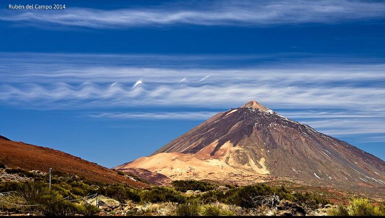 Fig.2 Cirros sobre el Teide. Fotografía de Rubén del Campo @Rub_dc, observador meteorológico del Observatorio de Izaña