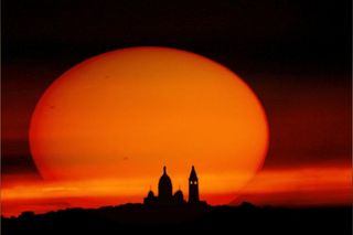 Sol, siluetas parisinas y manchas solares