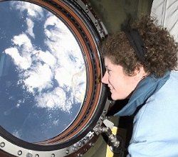 La astronauta de la Estación Espacial Internacional, Susan Helms, mira hacia la Tierra a través de la ventana cristalina del laboratorio Destiny La astronauta de la Estación Espacial Internacional, Susan Helms, mira hacia la Tierra a través de la ventana cristalina del laboratorio Destiny. Más información