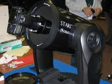 DisasterCam para la ISS DisasterCam para la ISS. La cámara del ISERV, una vez instalada en la estación espacial, estará ubicada para ver a través de la ventana del módulo Destiny (Destino) que mira hacia la Tierra. ISERV recibirá órdenes desde la Tierra y adquirirá datos de imágenes de áreas específicas en la Tierra la próxima vez que la estación pase por encima de la región.