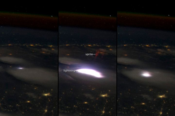 Imagen de la NASA tomada por la EEI-ISS. Sprite en rojo, rayo luminoso en blanco y luces de la tierra en amarillo.
