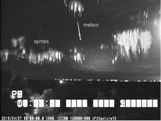 Rayos hacia el espacio y meteoro sobre Texas