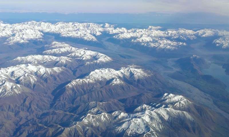 Figura 1.- Imagen aérea de los Alpes del Sur en Nueva Zelanda, lugar donde se han estudiado los flujos de agua subterráneos y se han relacionado con la actividad tectónica en la zona.