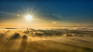 Sol en la niebla