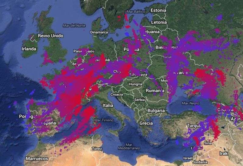 Foto 1.- Distribución espacial de rayos en la zona europea: más de 250.000 rayos en 24h Distribución espacial de rayos en la zona europea: más de 250.000 rayos en 24h