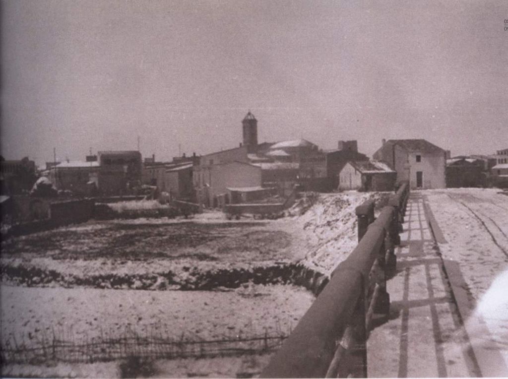 Panorámica de Sant Pere Pescador desde el puente de Fluviá. Colección particular de Marisa Roig.