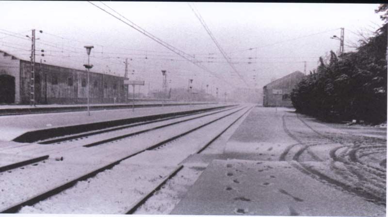 Andenes de la estación de trenes de Figueres cubierta de nieve. Colección particular de Josep M. Bernils Mach.
