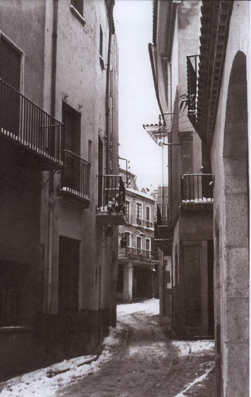 Imagen de la plaza de les Cols de Castelló de Ampurias. Colección particular de Constantí Turró.