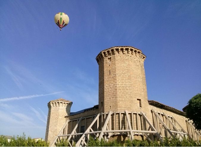 Tramo final del viaje en globo, por encima de la localidad riojana de Leiva, cuyo castillo apuntalado aparece en primer plano. Fotografía de Eladio Gordo. Fuente: Globos Arcoíris