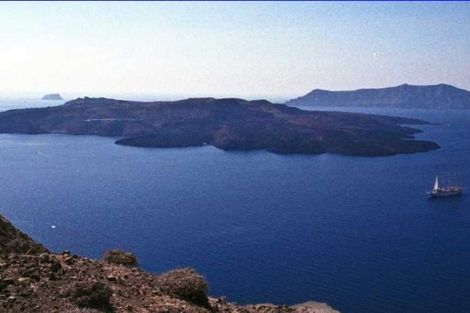 Vista de la pequeña isla Nea Kameni, en Santorini. | ESA