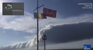 Enorme nube rollo en el Lago Michigan