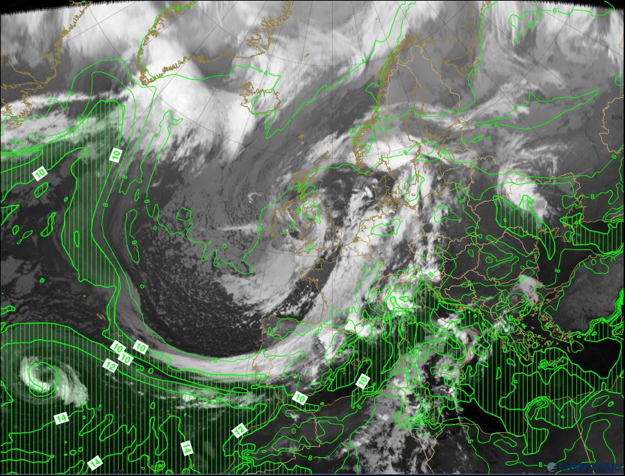 Humedad específica de la capa media SFC-900 hPa e imagen IR Humedad específica de la capa media SFC-900 hPa e imagen IR. Nótese el alto contenido de humedad en la masa del aire del sur.