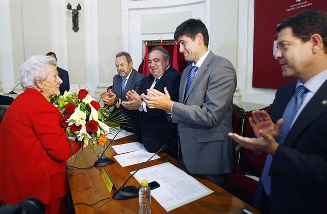 Carmen, la mujer de Mariano Medina, recoge un ramo de las autoridades. Fuente:www.latribunadetoledo.com Carmen, la mujer de Mariano Medina, recoge un ramo de las autoridades. Fuente:www.latribunadetoledo.com