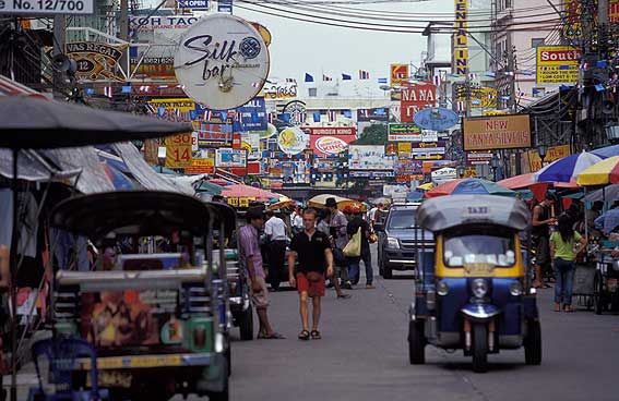 Bulliciosa calle de Bangkok (Tailandia) Bulliciosa calle de Bangkok (Tailandia), ciudad donde ha vivido Maximiliano Herrera y en la que habitualmente hay un calor muy húmedo.