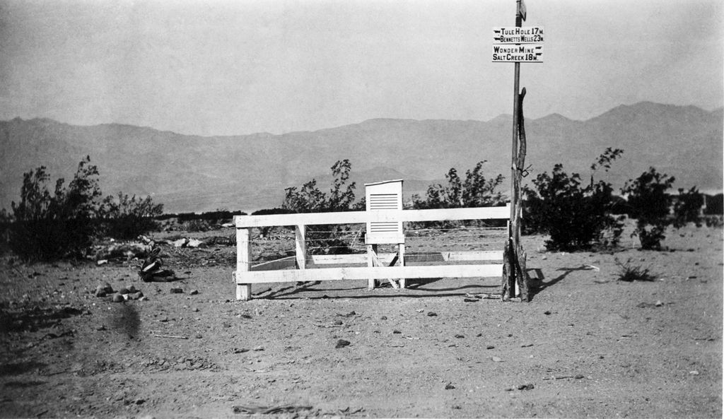 Imagen del jardín meteorológico del Rancho Greenland Imagen del jardín meteorológico del Rancho Greenland, en el Valle de la Muerte, California (EEUU), hacia 1913, año en que, según la OMM, se midieron allí los 56,7 ºC que se consideran en la actualidad el récord absoluto de temperatura máxima en la Tierra, un dato que cuestiona el entrevistado.