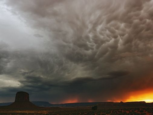 Tormenta en una zona desértica, con los suelos muy secos. Tormenta en una zona desértica, con los suelos muy secos.