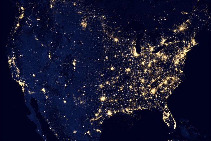 Imagen compuesta de la parte continental de Estados Unidos de noche, ensamblada a partir de datos proporcionados por el satélite Suomi NPP, en abril y en octubre de 2012. Fue posible tomar la imagen gracias a la "banda día-noche" del satélite del Radiómetro de Imágenes en el Infrarrojo Visible (Visible Infrared Imaging Radiometer Suite o VIIRS, por su acrónimo en idioma inglés), el cual detecta la luz en un rango de longitudes de onda del verde al infrarrojo cercano y usa técnicas de filtrado con el fin de observar señales tenues como luces de ciudades, llamaradas de gas, auroras, incendios forestales y el reflejo de la luz de la Luna. Crédito: Observatorio de la Tierra, NASA/NOAA NGDC