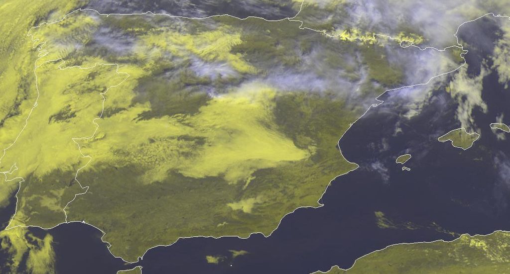 Satélite Meteosat con nubes bajas Ídem que el caso anterior pero para el satélite Meteosat, con nubes bajas realzadas en tonalidades amarillentas. Fuente: EUMETSAT
